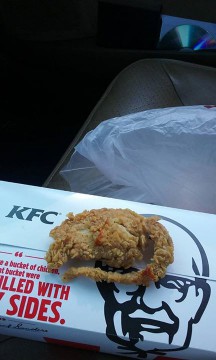 Стрипс с хвостом: запутанная история о якобы обнаруженной в KFC жареной крысе